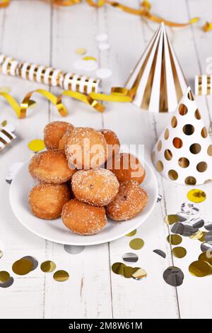 Petit allemand traditionnel 'Berliner Pfannkuchen', un donut sans trou rempli de confiture. Traditionnel servi pendant le carnaval Banque D'Images