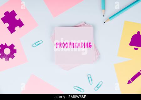 Correction de texte d'écriture manuscrite. Concept d'affaires acte de lecture et de marquage des fautes d'orthographe, de grammaire et de syntaxe Banque D'Images