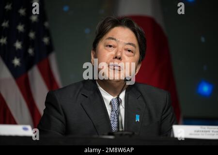 Washington, États-Unis d'Amérique. 13 janvier 2023. Le ministre japonais des Affaires étrangères Yoshimasa Hayashi s'exprime lors d'une cérémonie de signature qui a prolongé la collaboration spatiale avec le Japon au siège de la NASA, à 13 janvier 2023, à Washington Crédit: Aubrey Gemignani/NASA photo/Alamy Live News Banque D'Images