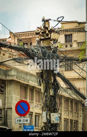 Câbles sur un poteau à Ho Chi Minh Vietnam Banque D'Images