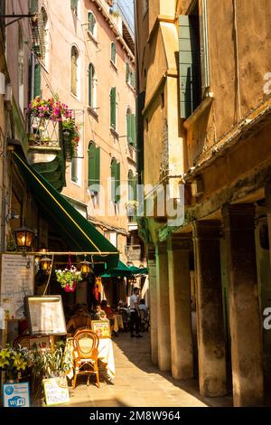Cafés et bars à Venise avec des dîners et des buveurs relaxants le jour de l'été Banque D'Images