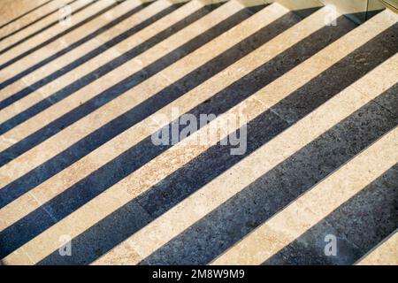 Escalier dans la ville, motif noir et blanc sur les escaliers par une journée ensoleillée. Banque D'Images