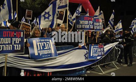 JÉRUSALEM, ISRAËL - JANVIER 14 : les Israéliens brandent des signes lors d'une manifestation contre le nouveau système judiciaire gouvernemental d'Israël qui vise à affaiblir la Cour suprême du pays en dehors de la résidence du Président sur 14 janvier 2023, à Jérusalem, en Israël. Pendant un deuxième week-end, les manifestants se sont ralliés à la vaste réforme controversée du système juridique israélien, qui relancerait le pouvoir des élus et réduirait le pouvoir de la haute Cour de justice israélienne. Crédit : Eddie Gerald/Alay Live News Banque D'Images