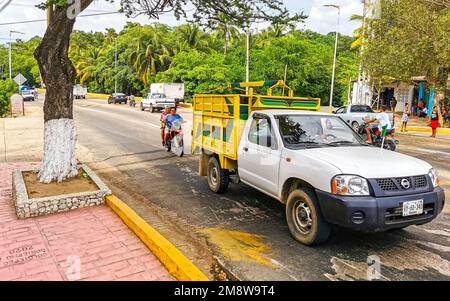 Divers pick-up mexicains voitures 4x4 hors route à Puerto Escondido zicatela Oaxaca Mexique. Banque D'Images