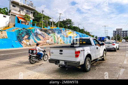 Divers pick-up mexicains voitures 4x4 hors route à Puerto Escondido zicatela Oaxaca Mexique. Banque D'Images