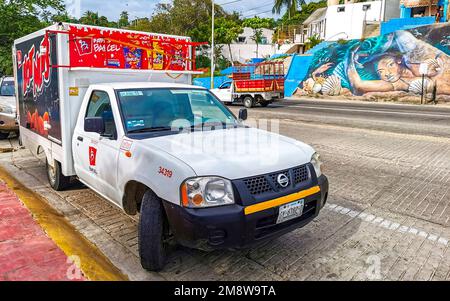 Divers pick-up mexicains voitures 4x4 hors route à Puerto Escondido zicatela Oaxaca Mexique. Banque D'Images