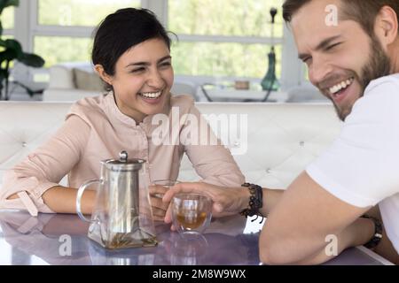 Joyeuse jeune femme indienne et beau gars s'amusant Banque D'Images