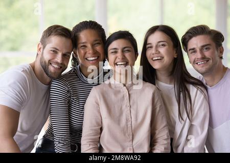 Équipe multiethnique d'étudiants heureux joyeux, stagiaires Banque D'Images