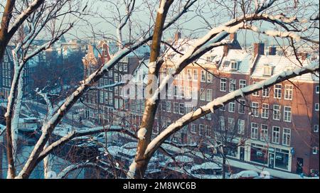 Vue romantique et enneigée depuis le haut du Prinsengracht dans le quartier historique de Jordaan, Amsterdam. Banque D'Images