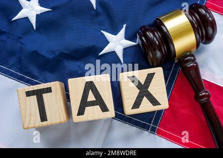 Drapeau des États-Unis, bâillements et cubes avec mot taxe comme symbole d'évitement ou de fraude. Banque D'Images