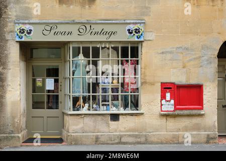 Swan Vintage Shop à Bruton avec Old Wall Post Box George VI Banque D'Images