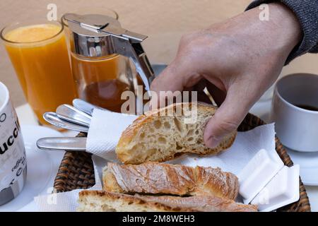 Pain fraîchement cuit au petit déjeuner grec, Grèce, Crète, Chania Banque D'Images