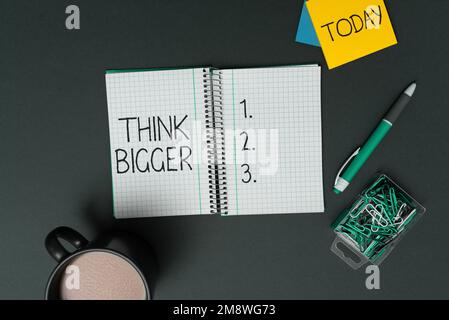 Écriture affichage du texte pensez plus grand. Aperçu de l'entreprise être capable de rêver et de visualiser ce que vous pouvez réaliser Banque D'Images