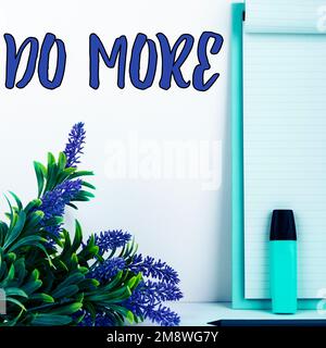 Écriture de texte faites plus. Internet concept acte d'être productif ou créatif avec moins d'argent ou de ressources Banque D'Images