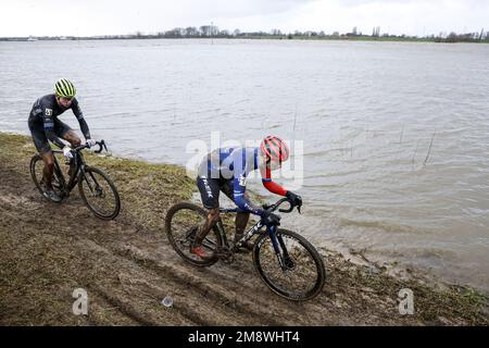 ZALTBOMMEL - Tibor del Grosso, Lars van der Haar en action au cyclo-cross Plieger NK à Zaltbommel. ANP BAS CZERWINSKI Banque D'Images