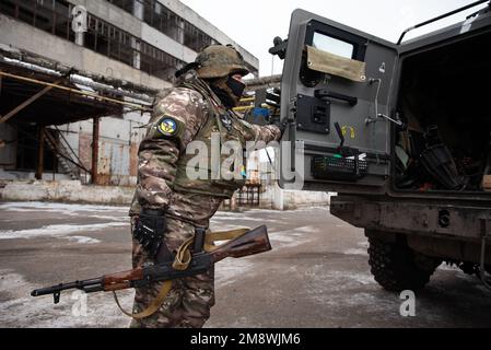 Slovyansk, Ukraine. 15th janvier 2023. Un soldat ukrainien se prépare à se rendre en première ligne dans la région des Slovyanques, en portant un fusil AK-74 dans une position dominée par les forces de Kiev. Crédit : SOPA Images Limited/Alamy Live News Banque D'Images