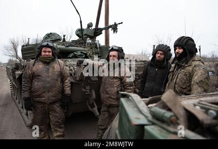 Slovyansk, Ukraine. 15th janvier 2023. 4 militaires ukrainiens font une pause à l'extérieur du char, à proximité de la ville détruite de Slovyansk, libérée il y a 3 mois de l'occupation russe par les forces ukrainiennes. Crédit : SOPA Images Limited/Alamy Live News Banque D'Images