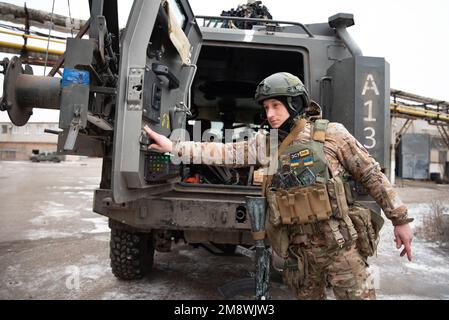 Slovyansk, Ukraine. 15th janvier 2023. Un soldat ukrainien se prépare à se rendre en première ligne dans la région des Slovyanques, en portant un fusil AK-74 dans une position dominée par les forces de Kiev. Crédit : SOPA Images Limited/Alamy Live News Banque D'Images