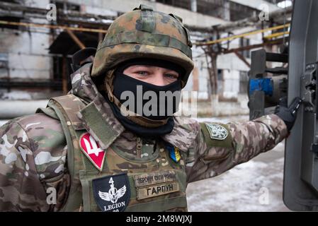 Slovyansk, Ukraine. 15th janvier 2023. Un soldat ukrainien de la légion de 80th est vu à l'extérieur d'un véhicule militaire en Slovaquie. Crédit : SOPA Images Limited/Alamy Live News Banque D'Images