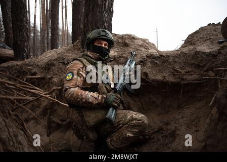 Slovyansk, Ukraine. 15th janvier 2023. Un soldat ukrainien dans une tranchée porte une AK-74 près de Slovyansk pour arrêter l'avance des forces armées russes qui ont été repoussées de Lyman il y a 3 mois. Crédit : SOPA Images Limited/Alamy Live News Banque D'Images