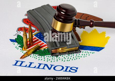 Magazine de grande capacité Assault Weapon avec Gavel et drapeau de l'État de l'Illinois. Interdiction semi-automatique des carabines, loi sur le contrôle des armes à feu et concept de crime. Banque D'Images