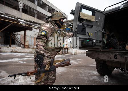 Slovyansk, Ukraine. 15th janvier 2023. Un soldat ukrainien se prépare à se rendre en première ligne dans la région des Slovyanques, en portant un fusil AK-74 dans une position dominée par les forces de Kiev. (Photo de Ximena Borrazas/SOPA Images/Sipa USA) crédit: SIPA USA/Alay Live News Banque D'Images