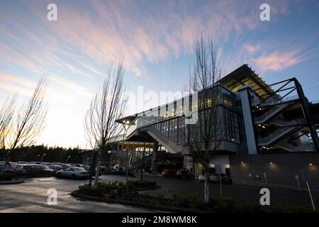 Le soleil se lève au-dessus de la station de métro léger de Tukwila International Boulevard Link à Tukwila, dans l'État de Washington. Banque D'Images