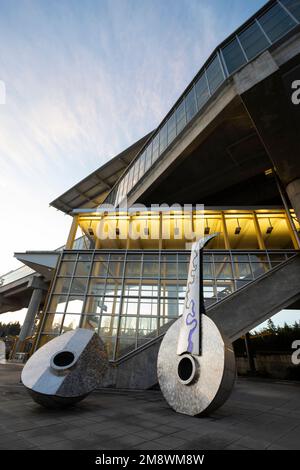 La sculpture de Clark Wiegman « Soundings » accueille les visiteurs à la station de métro léger Tukwila International Boulevard Link à Tukwila, Washington. Banque D'Images