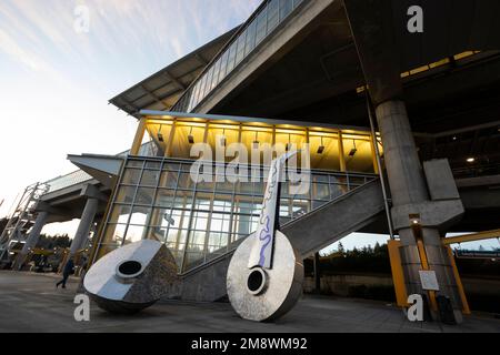 La sculpture de Clark Wiegman « Soundings » accueille les visiteurs à la station de métro léger Tukwila International Boulevard Link à Tukwila, Washington. Banque D'Images