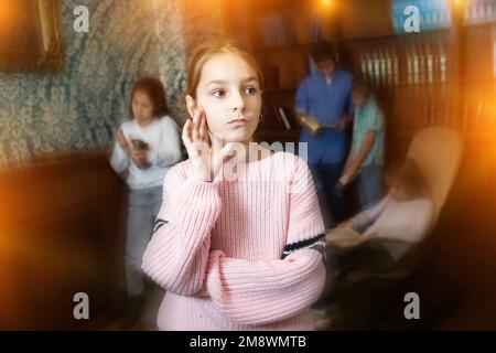 Énigmes de résolution de fille de l'interpolation pensive dans la salle de quête, image tonifiée Banque D'Images