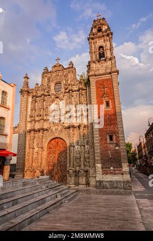 Façade churrigueresque de l'église Parroquia de la Santisima Trinidad dans le quartier Zona Centro de Mexico, Mexique. Banque D'Images