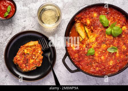 Photographie alimentaire de courgettes compochées, courgette, tomate, sauce, basilic, fromage, mozzarella, légumes, cocotte, ratatouille, vin Banque D'Images