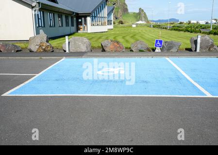 Place de parking pour handicapés dans un parking public par beau temps Banque D'Images