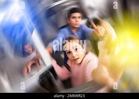 Tween enfants essayant de résoudre des énigmes dans la salle de quête, image tonifiée Banque D'Images