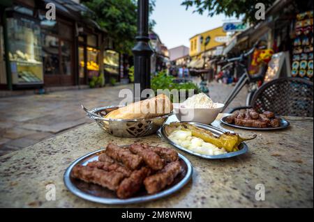 Une variété de délicieux plats traditionnels sur une table dans un restaurant au marché de l'ancien bazar à Skopje Banque D'Images