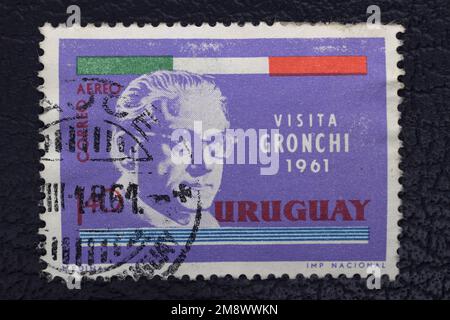 Valverde (CT), Italie - 15 janvier 2023: Un ancien timbre-poste de l'Uruguay montrant le président italien Gronchi imprimé à l'occasion de sa visite i Banque D'Images