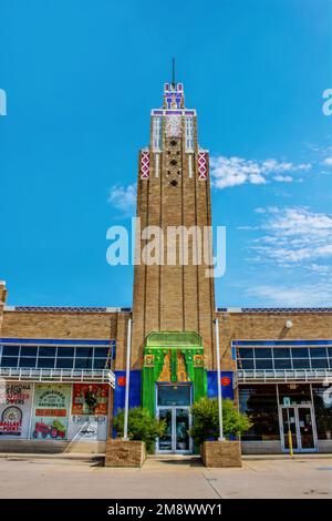 2020-07-14 Tulsa USA - Old Art Deco Warehouse Market Building Build 1929 - épicerie en 30s à Tulsa - magnifique couleur Terra cotta orned towe Banque D'Images