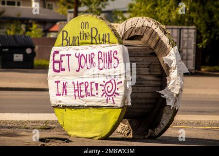 Fairbanks Alaska USA 2022-06-21 panneau créé par le plastique agrafé sur le grand rouleau de tambour de câble en bois pour camion alimentaire - Obtenez vos petits pains ici-Bun o Banque D'Images