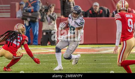 Santa Clara, Californie, États-Unis. 14th janvier 2023. Les Seahawks de Seattle qui reviennent sur Godwin Igwebuike (38) font un retour sur piste samedi, 14 janvier 2023, au stade Levis de Santa Clara, en Californie. Les 49ers ont battu les Seahawks 41-23 dans les éliminatoires de caractères génériques. (Credit image: © Al Golub/ZUMA Press Wire) USAGE ÉDITORIAL SEULEMENT! Non destiné À un usage commercial ! Banque D'Images