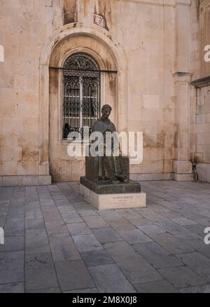 Statue de Marin Drzic (célèbre dramaturge) dans la vieille ville de Dubrovnik, Croatie Banque D'Images