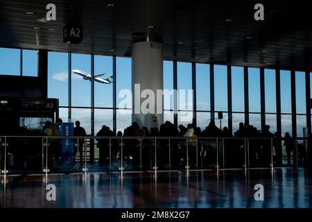 Bergame (Italie), 9 janvier 2023 : passagers faisant la queue à une porte d'embarquement de l'aéroport international du Caravaggio, mieux connu sous le nom de Bergame Orio al Serio. Banque D'Images