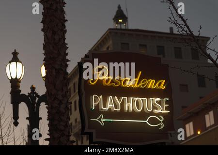 Le panneau au néon Pasadena Playhouse sur Colorado Boulevard. Ce signe est considéré comme un exemple historique de l'art néon Banque D'Images