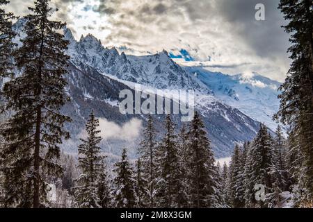 Mont blanc photographié depuis les collines de Servoz, le matin de décembre. Servoz est une commune française, située dans la région haute-Savoie. Banque D'Images