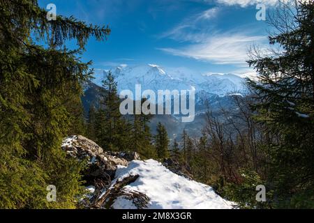 Mont blanc photographié depuis les collines de Servoz, le matin de décembre. Servoz est une commune française, située dans la région haute-Savoie. Banque D'Images