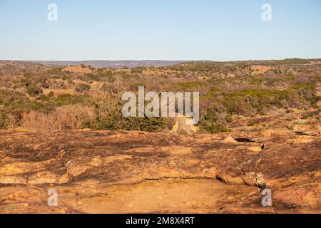 Sentier de randonnée de Texas Hill Country avec vue sur Park Road 4 et le paysage panoramique du parc national d'Inks Lake Burnet Texas un jour d'automne clair et ensoleillé Banque D'Images