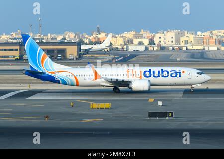 Flydubai Boeing 737 Max avion de transport en taxi à Bahreïn. Avion de Dubai Aviation Corporation flydubai, une compagnie aérienne à bas prix. 737 avion MAX. Banque D'Images