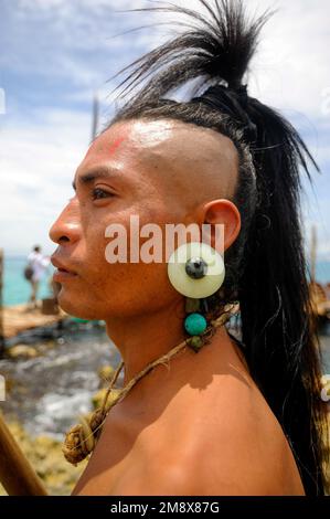 Visages du Mexique: Homme avec Mohawk dans le voyage sacré à Playa del Carmen/Cancun Banque D'Images