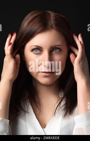 Portrait femme adulte réfléchie se préoccupant des problèmes personnels. Portrait de la tête de la femme avec des maux de tête mains levées près de la tête et regardant loin Banque D'Images