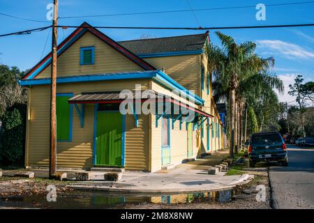 LA NOUVELLE-ORLÉANS, LA, États-Unis - 9 DÉCEMBRE 2022 : maison historique très colorée inspirée des Caraïbes dans le quartier de Carrollton Banque D'Images