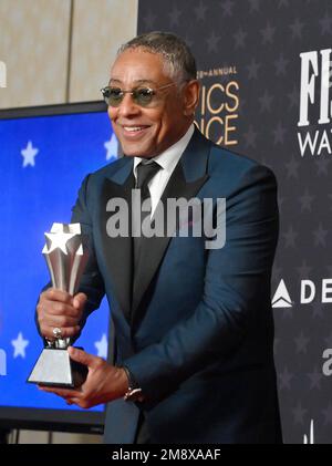 Los Angeles, États-Unis. 15th janvier 2023. Giancarlo Esposito apparaît en coulisses avec le prix du meilleur acteur de soutien dans une série de drama pour « mieux appeler Saül » lors des prix du choix des critiques annuels 28th au Fairmont Century Plaza de Los Angeles, dimanche, 15 janvier 2023. Photo de Jim Ruymen/UPI crédit: UPI/Alay Live News Banque D'Images